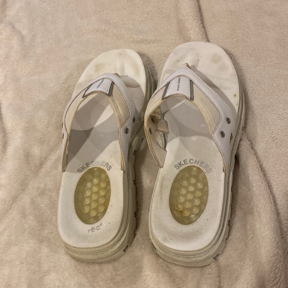 Skechers thong-style flatform sandals. Size 8 White.  In GUC.  2” platform